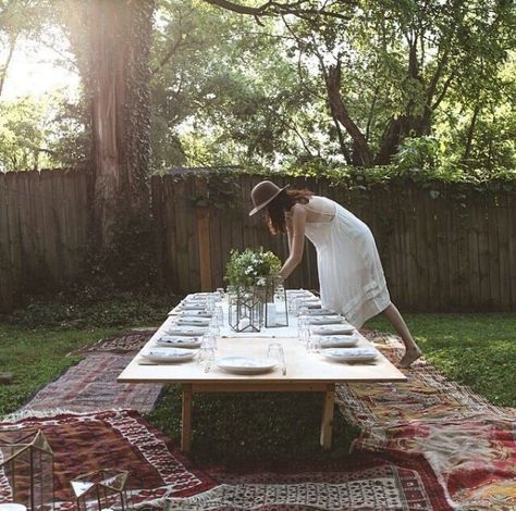 7 Tips for Preparing an Amazing Dinner Party ... → Lifestyle Backyard Party Decorations, Outdoor Dinner Parties, Tafel Decor, Boho Picnic, Nashville Trip, Outdoor Dinner, Backyard Party, Low Tables, Outdoor Parties