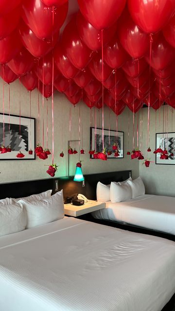 Roses In Balloons, Hanging Flower From Ceiling, Balloons With Roses Hanging, Roses Hanging From Balloons, Room Decor Balloons, Balloons With Flowers Hanging, Balloons With Pictures Attached, Just Married Room Decoration, Floating Balloon Decorations