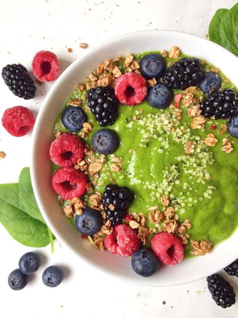 Berry Matcha Smoothie Bowl Matcha Smoothie Bowl, Matcha Fruit Smoothie, Matcha Smoothie Aesthetic, Banana Matcha Smoothie Bowl, Matcha Food And Drink Aesthetic, Smoothie Bowl Recipe Healthy, Matcha Smoothie, Nutritious Smoothies, Matcha Recipe