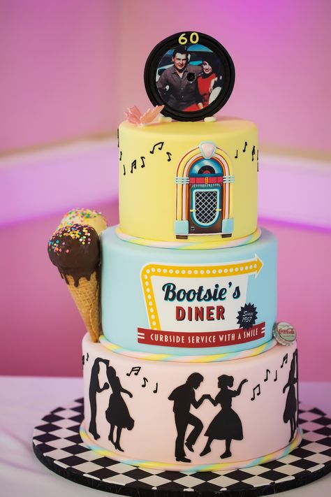 Retro Cake Design, 50s Themed Wedding, Diner Cake, Diner Wedding, 50s Cake, 50s Theme Party, 50s Theme Parties, Rocket Cake, Decade Party