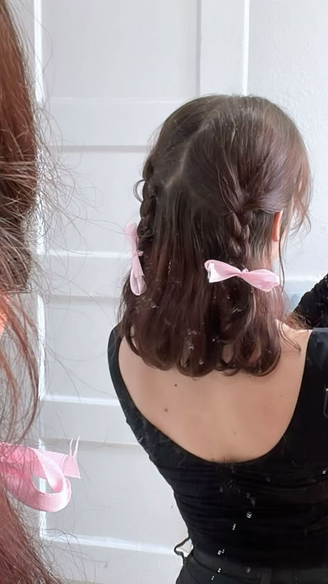 Hairdos For Homecoming, Short Hair Bows Hairstyle, Coquette Hair Styles Short, Coquette Hairstyle Short Hair, Short Hairstyles Coquette, Cocette Aesthetic Hairstyles, Coquette Hairstyles For Short Hair, Lace Bow Hairstyle, Bow Short Hairstyle