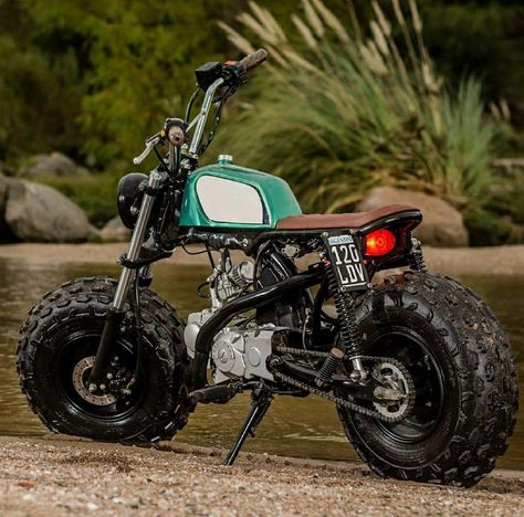 Mini Honda Scrambler by Lucky Custom.  Photo by Raul Origlia Minibike Custom, Mini Chopper Motorcycle, Mini Dirt Bike, Honda Custom, Mini Motorbike, Honda 50, Bike Motorcycles, Honda Scrambler, Motorcycle Honda