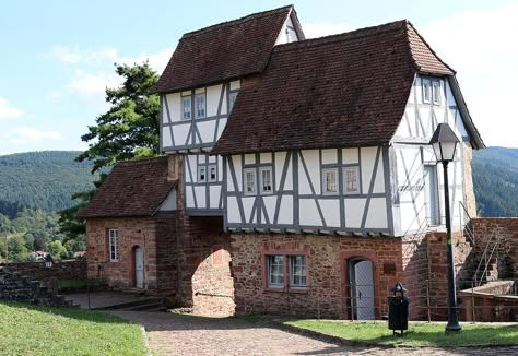 German Half Timbered Houses, 1400s House, German Manor House, Austrian Houses Traditional, Traditional German House, Medieval Homes, German Farmhouse, Wattle And Daub, Medieval Buildings