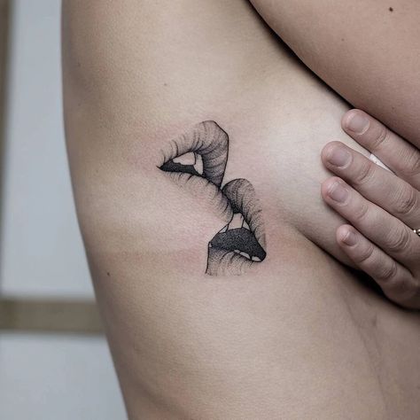 24 Unusual Tattoos That Are Putting a New Spin on the Art Form / Bright Side Unusual Tattoos, Scripture Tattoos, Dragons Tattoo, Unusual Tattoo, Country Tattoos, Kissing Lips, Small Girl Tattoos, Lip Tattoos, Feather Tattoo