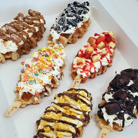 Strawberry Croffle, Croffle Topping Ideas, Crossaint Waffles, Waffle Crossaint, Waffle Topping Ideas, Croffle Packaging, Croffle Aesthetic, Waffle Shop Design Ideas, Waffle Pops Toppings