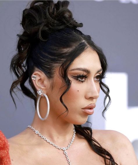 Latina Updo Hairstyles, Kali Uchis Makeup Look, Kali Uchis Hairstyles, Kali Uchis Makeup, Yass Queen, Latina Hair, Prom Queen, Quince Hairstyles, Small Braids