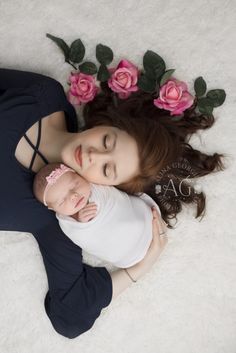 Baby Foto Shoot Ideas, Mother And Newborn Photoshoot, Baby And Mother Photography, Baby Mom Photoshoot, Mother And Newborn Pictures, Baby Mother Photography, Baby Shoot Ideas Newborn, Baby And Mom Photoshoot, Newborn Baby Girl Photoshooting Ideas