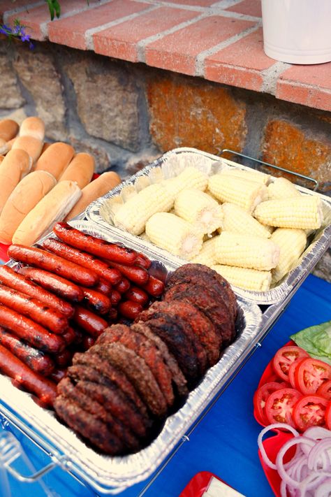 Park Cookout Ideas, Summer Party Decorations Indoor, Hamburger Set Up For Party, Bbq Food For Party, Cookouts Ideas Backyard, Backyard Bbq Party Appetizers, Easy Bbq Party Food, Cookout Buffet Ideas, Outside Party Food Summer