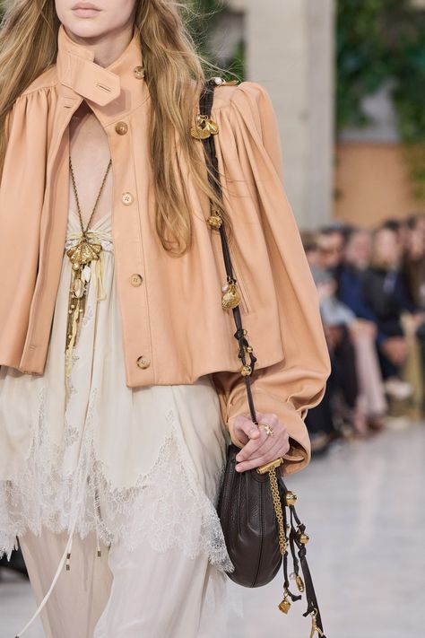 Chloé Spring 2025 Ready-to-Wear
https://www.vogue.com/fashion-shows/spring-2025-ready-to-wear/chloe/slideshow/detail#32 Jet Set Style, Fashion 2025, Chloe Clothing, Trends 2025, Set Style, Spring 2025, Lace Outfit, My Fashion, Fashion Capsule