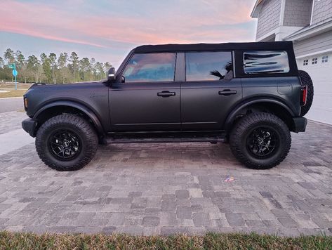 Bronco Ford Black, Bronco Matte Black, Ford Bronco Wrap Ideas, Ford Bronco Mods, Ford Bronco Wrap, Matte Black Bronco, Wrapped Bronco, All Black Bronco, Blacked Out Bronco