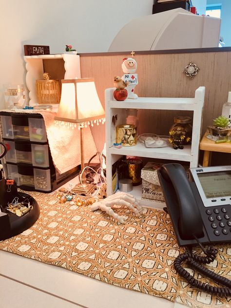 Work Desk Fall Decor, Cozy Cubicle Office, Cozy Cubicle Decor, Cute Cubicle Decor Ideas, Zen Cubicle Decor, Fall Cubicle Decor Office, Cozy Cubicle Ideas, Cubicle Decor Office Professional, Cute Cubicle Ideas