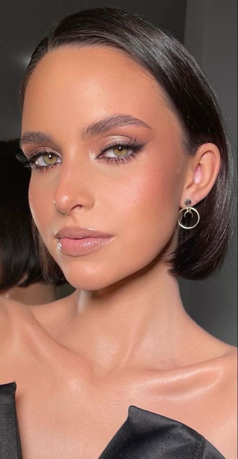 Natural Makeup With Dark Eyes, Makeup Inspo Wedding Guest, Neutral Eye Makeup Green Eyes, Hazel Eye Bridal Makeup, Wedding Guest Make Up Hazel Eyes, Graduation Makeup Green Eyes, Black Dress Wedding Makeup, Makeup For A Pink Dress Night, Airbrushed Makeup Look