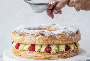 Pistachio Paste Recipe, Pistachio And Raspberry, Pistachio Raspberry, Butter Puff Pastry, Mango Dessert Recipes, Eclair Recipe, Mango Dessert, Paris Brest, Pastry Cream