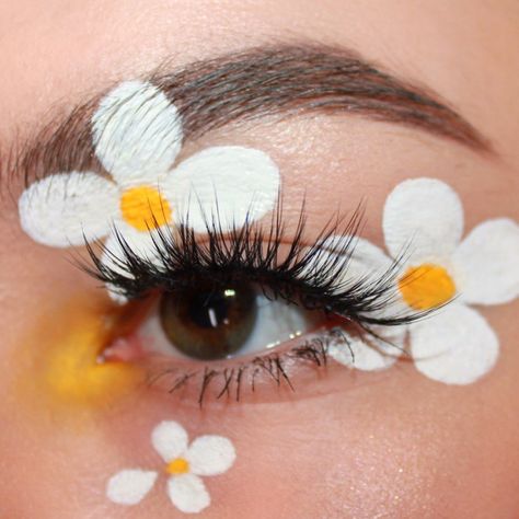 Design Makeup, Colorful Make Up Ideas, Makeup Looks Flowers, Flowers Makeup Look, Makeup With Flowers, Colorful Liner, Cute Summer Makeup, Flowery Eye Makeup, Flora Eye Makeup