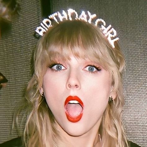 Taylor Swift Fotos, Taylor Swift 22, Cute Birthday Pictures, Taylor Swift Birthday, Girls Crown, Birthday Wallpaper, All About Taylor Swift, Taylor Swift Red, Taylor Swift Videos