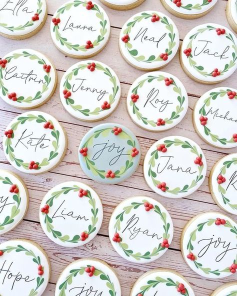 Royal Icing Wreath, Wreath Cookies Royal Icing, Christmas Name Cookies, Christmas Cookies With Names, Personalized Sugar Cookies Christmas, Christmas Cookie With Name, Round Christmas Cookies Royal Icing, Round Sugar Cookie Christmas Designs, Watercolor Christmas Cookies Royal Icing