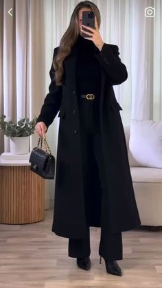 Trench Coat Outfit Classy, Long Black Trench Coat Outfit, Black Trench Coat Outfit Winter, Black Trench Coat Outfit Classy, Long Coats For Women Classy, Long Black Coat Outfit, Black Trench Coat Outfit, London Outfit Ideas, Long Black Trench Coat