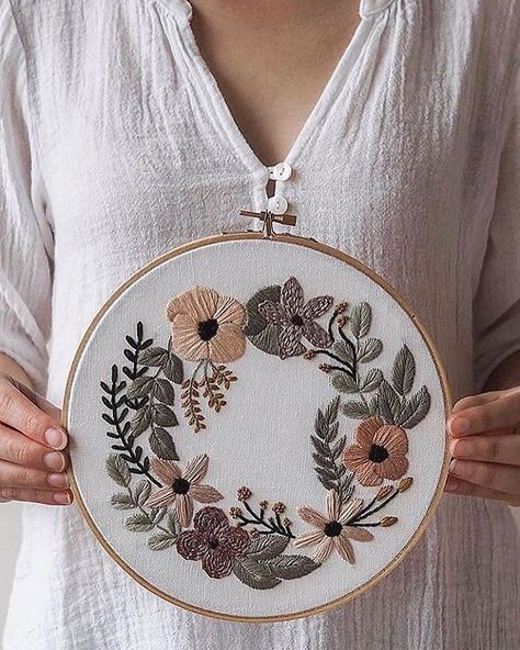 Embroidery Designs Flowers, New Embroidery Designs, Ideas Embroidery, Floral Embroidery Patterns, Hand Embroidery Kit, Pola Sulam, Learn Embroidery, Flowers Handmade, Embroidery Flowers Pattern