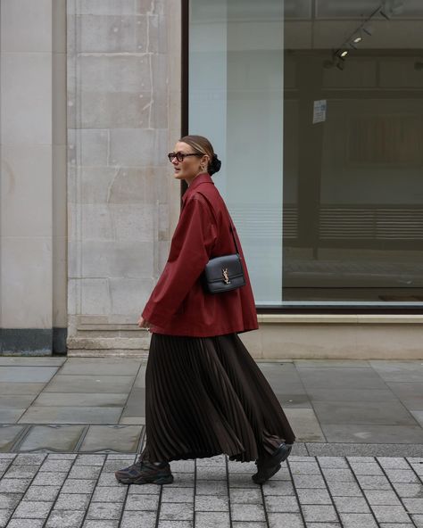 Current skirt jacket combo obsession 🤝🏼 Maxi skirt, pleated skirt, skirt outfit, leather jacket, red jacket, spring jackets, spring outfits, spring outfit ideas, minimal outfit, minimal fashion style Maxi Pleated Skirt Outfit, Pleated Leather Skirt Outfit, Pleated Maxi Skirt Outfit, Minimal Fashion Style, Daily Outfit Ideas, Outfit Leather Jacket, Outfit Minimal, Pleated Skirt Outfit, Leather Skirt Outfit