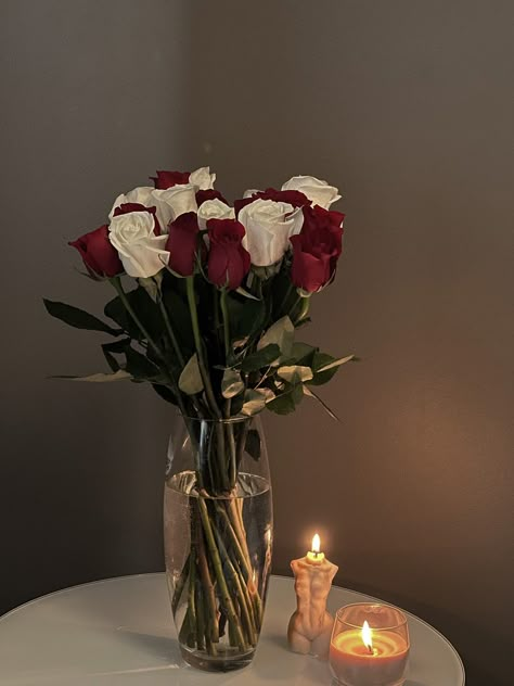 Aesthetic Flowers In Vase, Rose Vase Aesthetic, Rose In Vase, Vase Of Roses, Red Roses In Vase, Roses In Vase, Basket Flower Arrangements, White Room Decor, Aesthetic Roses