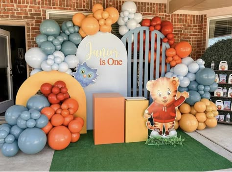 Daniel Tiger Party Decorations, Daniel The Tiger, Crown Baby Boy, Tom And Jerry Cake, Baby Boy Birthday Outfit, Daniel Tiger Party, Baby Boy Birthday Themes, Daniel Tiger Birthday Party, Cocomelon Theme