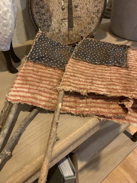 90s Bedroom Decor, Fouth Of July Crafts, Farmhouse Americana, Primitive Americana Decor, Patriotic Signs, Americana Quilts, Artistic Crafts, 90s Bedroom, Vintage Makeover