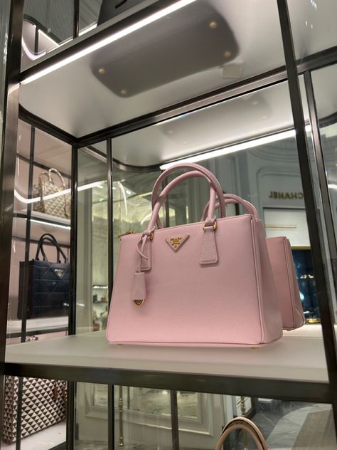 Prada Prada Galleria Bag, Long Hair Do, Prada Galleria, Bag Aesthetic, Instagram Life, Long Hair, Prada, Street Style, Long Hair Styles