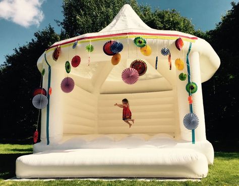 Kids will love the wedding bouncy house - Want to have the most memorable and unique wedding of all time? Jump on the trend of wedding bouncy castles! The kids and adults will be talking about it for years.  #top5 #topfive #wedding #weddingplanning Wedding Bounce House, Moon Bounce, Bouncy House, Inflatable Bouncers, Bouncy Castle, Party Tent, Bounce House, 인테리어 디자인, Unique Weddings