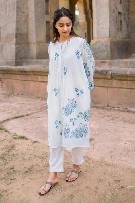 White mulmul block print kurta and pant set for women Shop Mulmul, Mulmul Kurta, V Neck Kurta, Pakistani Kurta, Girls Cotton Dresses, Block Printed Textiles, Kaftan Designs, Placement Print, White Kurta