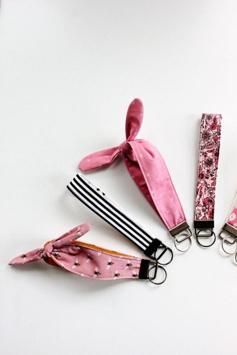 Keychain Sewing Pattern, Keychain Sewing, Wristlet Tutorial, Diy Key Fob, Keychain Fabric, Wristlet Keychains, Diy Key, Key Fob Wristlet, Diy Jewlery