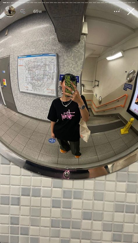 London Baby, Subway Train, Girls Diary, Aesthetic Fits, Pic Pose, Streetwear Aesthetic, Foto Poses, Photoshoot Concept, Mirror Pic