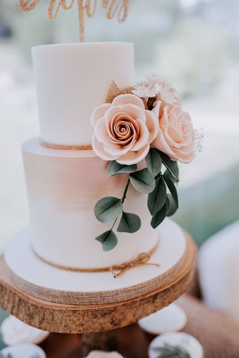 simple pink ombre wedding cake with flower detail #wedding #weddings #weddingcakes #cakes #pink #pinkweddings Pink Ombre Wedding Cake, Simple Wedding Cakes, Fete Emo, Vintage Pasta, Wedding Cake Ombre, Wedding Cakes Elegant, Simple Decoration, Creative Cupcakes, Flowers And Greenery