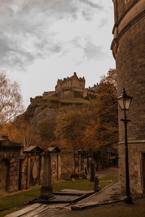 Edinburgh Aesthetic Dark Academia, Scotland In Autumn Aesthetic, Edinburgh Scotland Aesthetic Autumn, Autumn Scotland Aesthetic, Edinburgh Rain Aesthetic, Castle In Scotland, Autumn Travel Aesthetic, Fall Castle Aesthetic, Cosy Academia Aesthetic