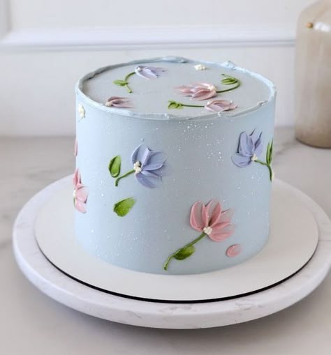 Spring Cakes Decoration, Spring Mini Cakes, Iris Cake Decoration, Flower Cake Minimalist, Cute Simple Birthday Cakes For Women, Simple Spring Cake, Pretty Cake Decorating, Cake Ideas Vintage, Simple Flower Cake