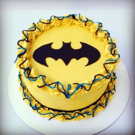 Simple Batman Cake, Batman Cake Ideas, Easy Batman Cake, One Direction Cakes, Superhero Cakes, Buttercream Birthday Cake, Batman Theme, Batman Cake, Batman Birthday Party