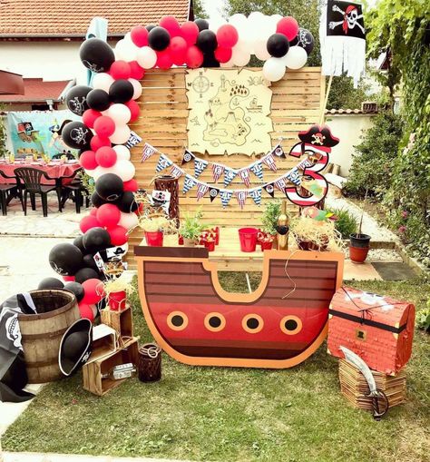 Pirate Party Backdrop, Pirate Balloon Arch, Pirate Backdrop, Pirate Birthday Party Decorations, Mickey Pirate Party, Pool Party Ideas For Kids, Summer Pool Party Ideas, Pirates Birthday Party Ideas, Pirates Birthday Party