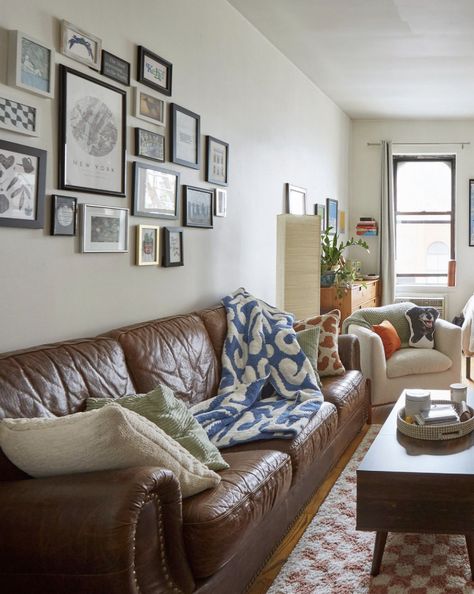 apartment inspo, apartment idea, apartment decor, NYC apartment, minimalist apartment, simple apartment decor, plants, bright apartment, simple decor, decoration, leather couch Small Apartment Decorating Brown Couch, Brown Leather Couch Aesthetic, Leather Couch Apartment, Brown Couch Aesthetic, Brown Leather Couch Living Room Decor, Simple Picture Frames, Philly Apartment, Fun Apartment, Dark Brown Couch