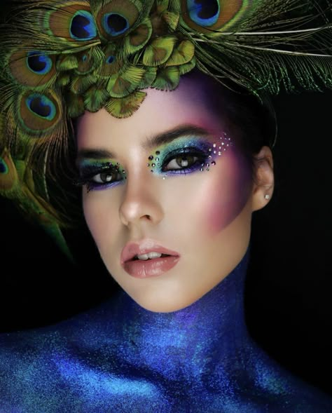 Peacock Feather Eye Makeup, Peacock Face Makeup, Peacock Halloween Makeup, Peacock Eyeshadow Looks, Peacock Inspired Makeup, Bird Inspired Makeup, Bird Makeup Ideas, Peacock Costume Makeup, Hummingbird Makeup