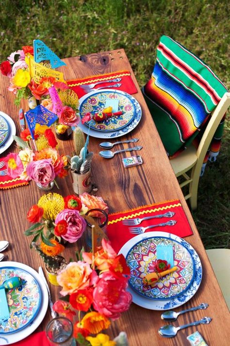 Chic Mexican Inspired Tablescapes for Your Fiesta Mexican Themed Weddings, Mexican Table, Fiesta Wedding, Mexican Party Theme, Mexican Christmas, Mexican Dinner, Fiesta Theme, Boda Mexicana, Mexican Decor