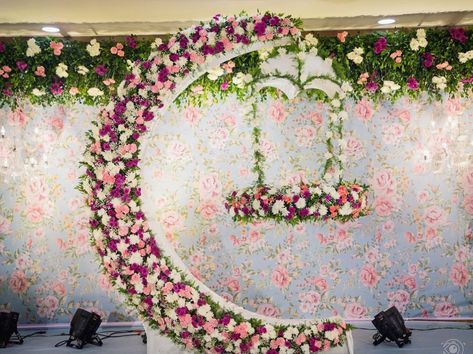 Namkaran Decoration Ideas At Home, Mehndi Stage Decor, Cradle Decoration, Indian Baby Shower Decorations, Naming Ceremony Decoration, Engagement Stage Decoration, Simple Stage Decorations, Home Flower Decor, Cradle Ceremony