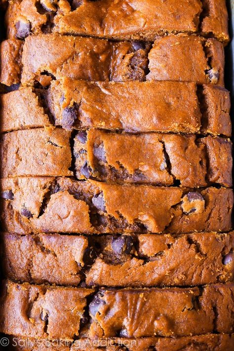 Deliciously moist and flavorful pumpkin spice bread with chocolate chips! Moist Pumpkin Bread, Chocolate Chip Bread, Pumpkin Chocolate Chip Bread, Pumpkin Chocolate Chip, Pumpkin Bread Recipe, Pumpkin Chocolate Chips, Pumpkin Flavor, Köstliche Desserts, Homemade Pumpkin