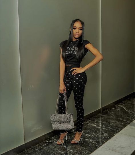 Outfit With Givenchy Boots, Givenchy Outfits Black Women, Givenchy Slides Outfit, Dior Slides Outfit Black Women, Fur Slides Outfit Black Women, Givenchy Tshirt Outfit Women, Givenchy Outfit, Givenchy Slides, Slides Outfit