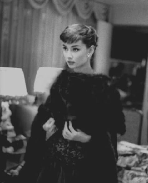 Audrey Hepburn Pictures, Aubrey Hepburn, Audrey Hepburn Photos, A Night At The Opera, Audrey Hepburn Style, Paramount Pictures, Old Hollywood Glamour, Moda Vintage, Hollywood Glamour