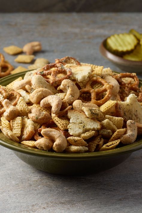 Dill Snack Mix Recipes, Dill Pickle Cashews Recipe, Dill Pickle Cashews, Ranch Cashews, Movie Party Snacks, Dill Pickle Juice, Seasoned Pretzels, Cashew Recipes, Bagel Chips