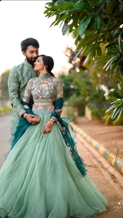 Pre Wedding Shoot Ideas Lehenga, Roka Ceremony Poses, Engagement Bride And Groom Dress, Engment Pose Bride, Indian Wedding Shoot Poses, Pre Wedding Bride Photoshoot, Marriage Couple Poses Indian, India Engagement Photoshoot, Pre Wedding Traditional Outfits