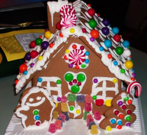 Gingerbread House Ideas For Kids, 2000s Christmas, Gingerbread House Competition, Gingerbread Castle, Childhood Christmas, Christmas Nostalgia, Gingerbread House Designs, Gingerbread House Ideas, Gingerbread House Decorations