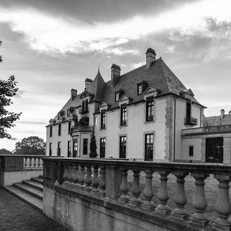 There’s something truly magical about capturing love at Oheka Castle. The grandeur, the elegance, and the timeless beauty of this historic venue create a breathtaking backdrop for your wedding day. Every corner of Oheka exudes opulence, from its meticulously manicured gardens to its stunning architecture. If you in the US and dreaming of a European-style wedding, Oheka Castle offers all the charm and sophistication without the need to travel abroad—it’s right here in New York! This magnif... Oheka Castle Wedding, Culzean Castle Wedding, Markree Castle Wedding, Oheka Castle Engagement Photos, Achnagairn Castle Wedding, Oheka Castle, European Fashion, Timeless Beauty, This Is Us