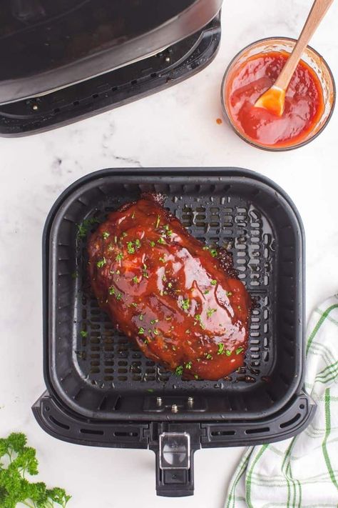 How to make meatloaf in the air fryer using 2 pounds of ground beef! It's a great family dinner recipe and the topping glaze is super flavorful! Meatloaf In Air Fryer, Air Fryer Meatloaf Recipe, Air Fryer Meatloaf, Turkey Loaf, Leftover Meatloaf, How To Make Meatloaf, Turkey Meatloaf Recipes, Cooking With Ground Beef, How To Cook Meatloaf