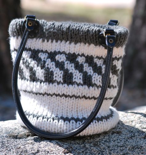 Knitting Tote Bag Pattern, Round Loom Knitting, Loom Knitting Tutorial, Knitting Board, Round Loom, Loom Projects, Circular Knitting Machine, Knit Purse, Loom Knitting Projects