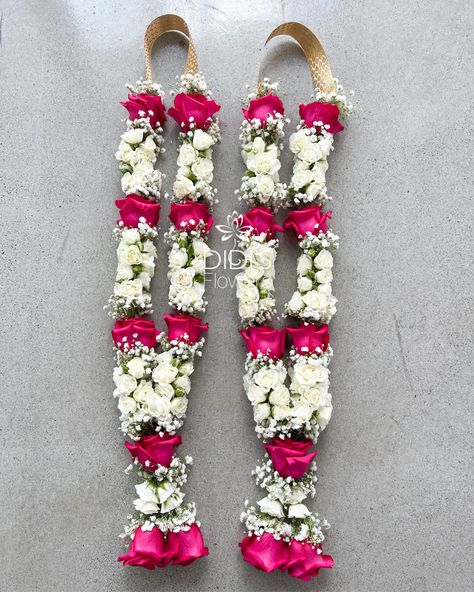 Pink Wedding Garland, White Garland Wedding Indian, Garland Ideas For Wedding, Rose Garlands Wedding Indian Flower, Rose Mala For Wedding, Garlands For Engagement, Pink And White Garland, Wedding Mala Rose, Jaimala Designs